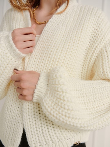 Guido Maria Kretschmer Women Knit Cardigan 'Cora' in White: front