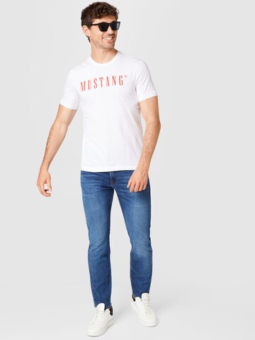 MUSTANG T-shirt 'Alex' i vit