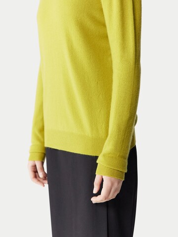 GOBI Cashmere Trui 'Women's Essential Cashmere Crewneck Sweater' in Geel