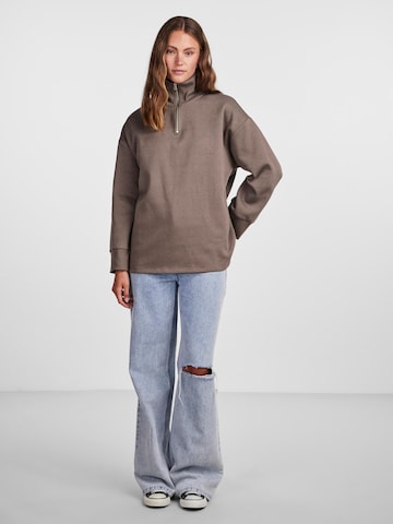 PIECESSweater majica 'SELINA' - smeđa boja