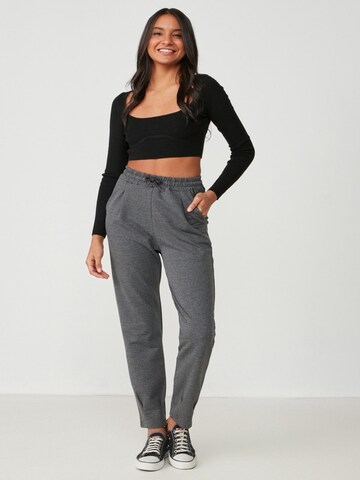 C&City Tapered Bandplooibroek in Grijs: voorkant