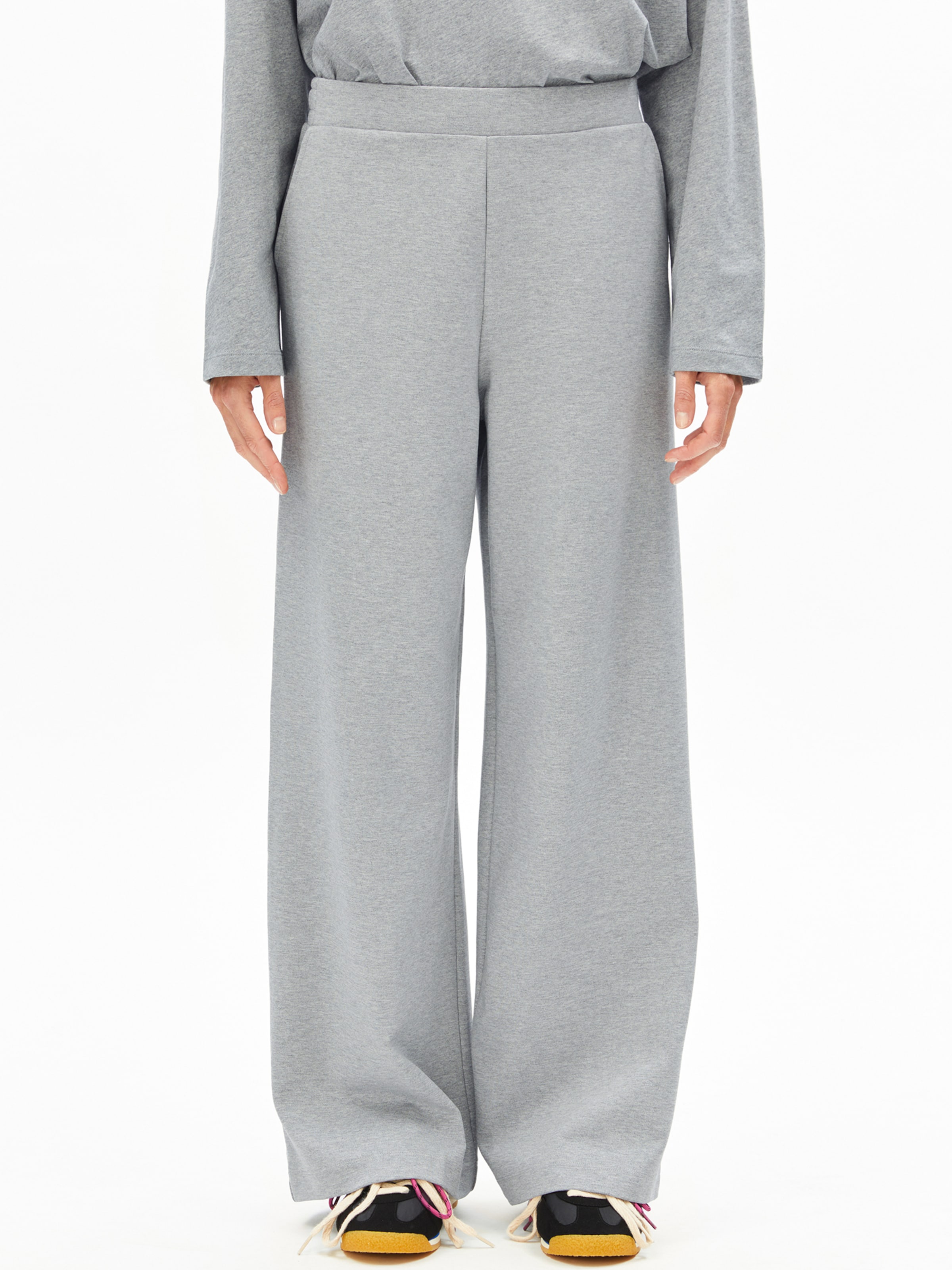 ARMEDANGELS Wide leg Broek 'HIMAARI' in Grijs: voorkant