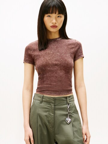 Tommy Jeans Μπλουζάκι σε καφέ: μπροστά