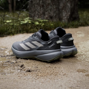 Chaussure basse 'Tracefinder Plus' ADIDAS TERREX en gris