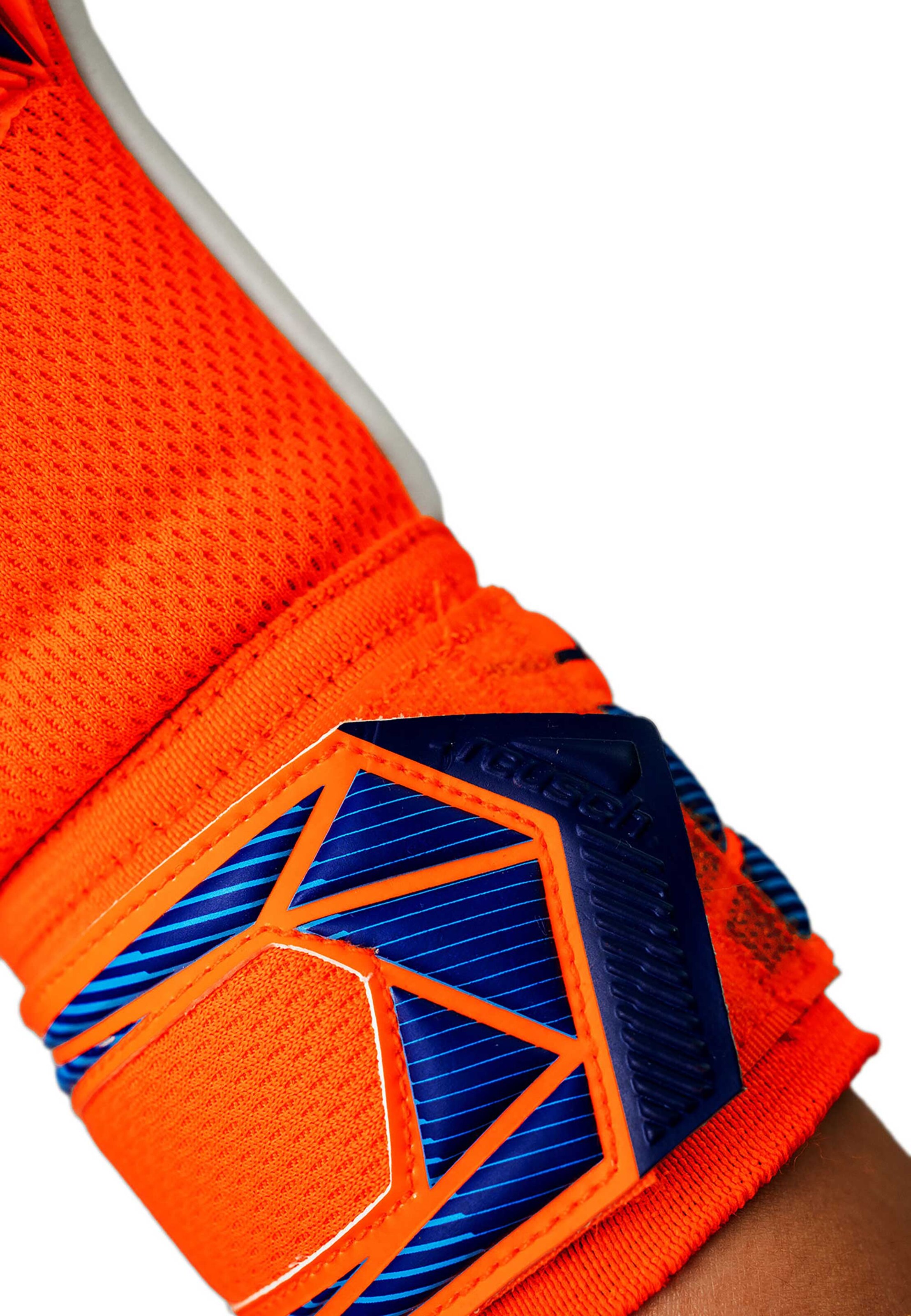 REUSCH Athletic Gloves 'Attrakt Freegel Advance Junior' in Blue