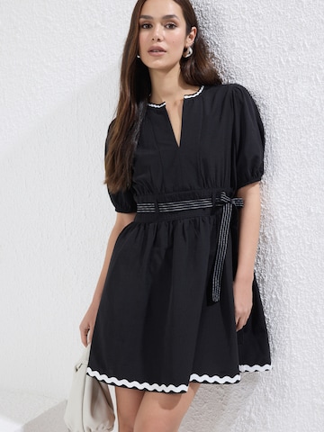 Trendyol Jurk in Zwart: voorkant