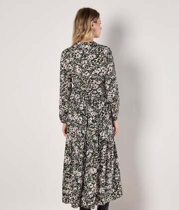 Robe 'Camo' Apricot en gris