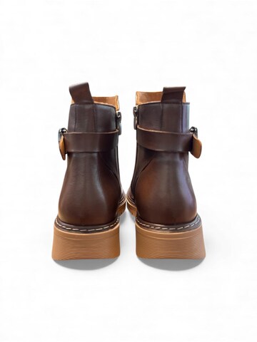 Begoria Boots in Brown