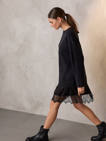 Next Mekko värissä musta