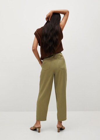 Tapered Pantaloni cutați 'Nature' de la MANGO pe verde