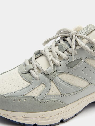 Pull&Bear Sneaker in Grau