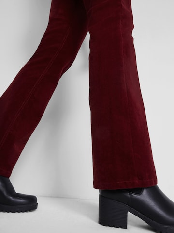 Regular Pantaloni de la bonprix pe roșu