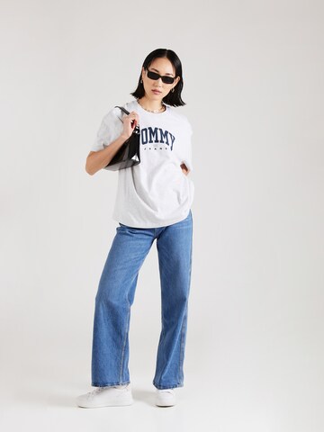 Tommy Jeans - Camiseta talla grande 'VARSITY 1' en gris