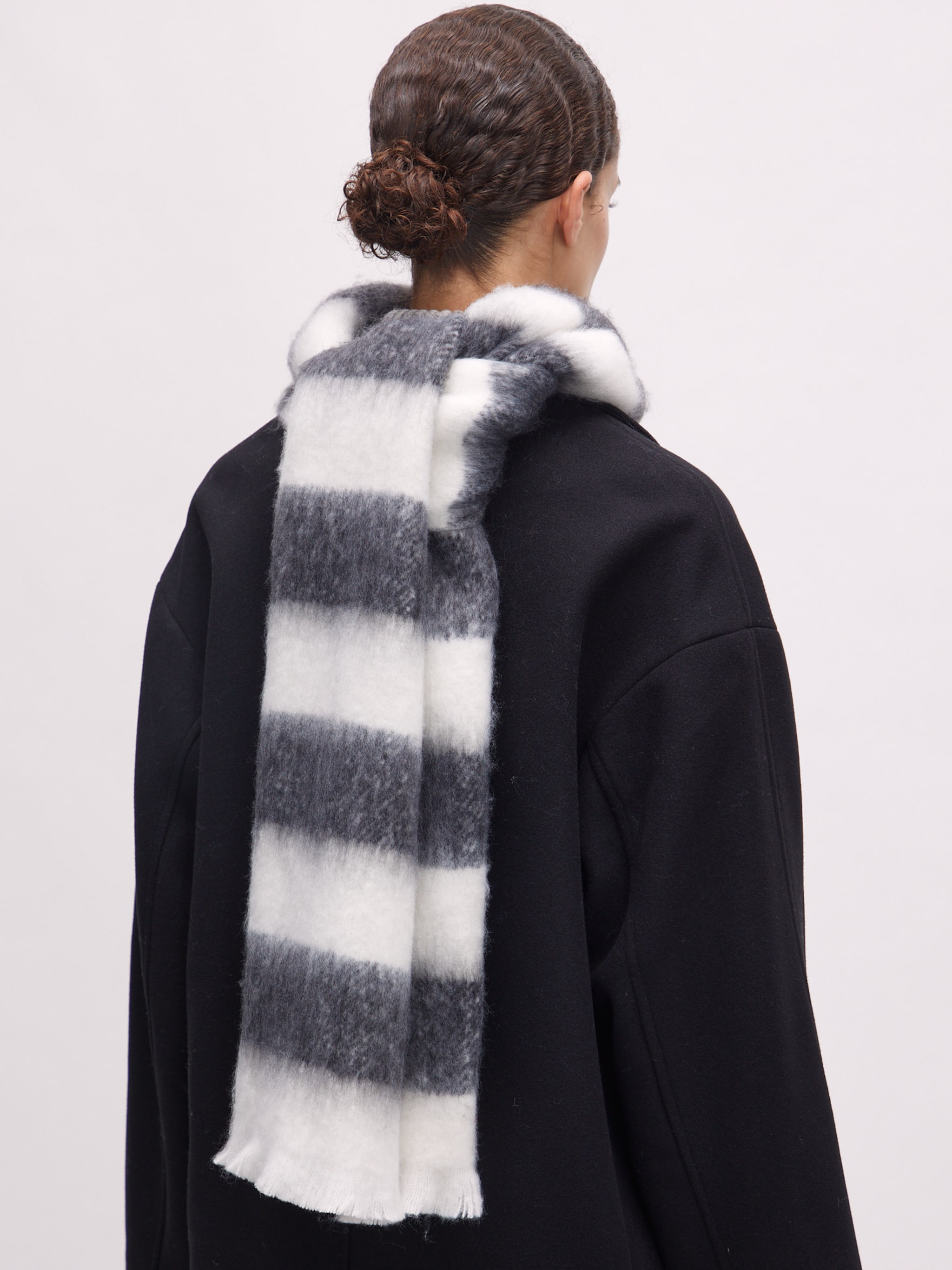 EDITED Produkte Schal 'Hellia' schwarz