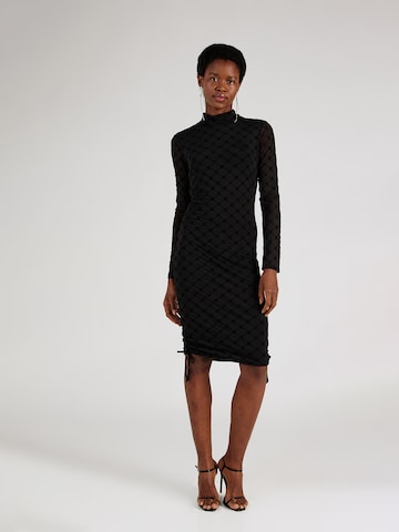 Rochie 'Fierce' de la Oval Square pe negru: față