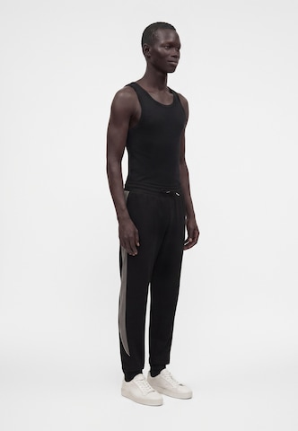 EA7 Emporio Armani Дънки Tapered Leg Панталон в черно: отстрани