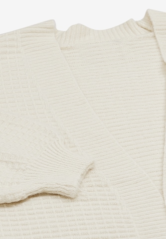Tanuna Knit Cardigan in White
