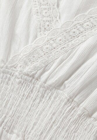 IZIA - Vestido 'Boho' en blanco