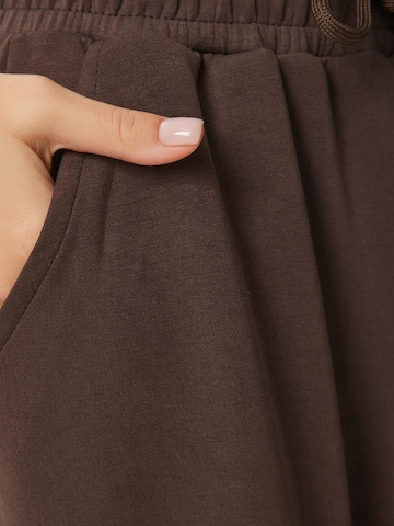 Wide leg Pantaloni di Happiness İstanbul in marrone