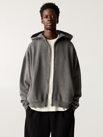 Pull&Bear Jopa na zadrgo | siva barva: sprednja stran