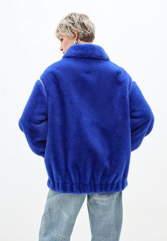CESARE GASPARI Winter coat in Blue