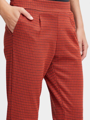 ICHI - Slimfit Calças chino 'KATE' em vermelho