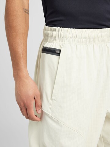 Regular Pantaloni sport 'Unstoppable Airvent' de la UNDER ARMOUR pe alb