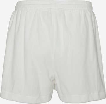 VERO MODA Regular Shorts 'Unica' in Weiß
