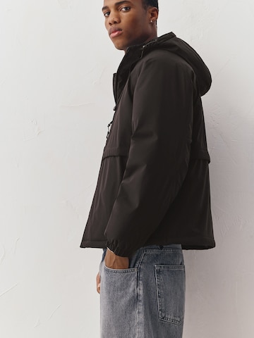 Pull&Bear Zimska jakna | črna barva