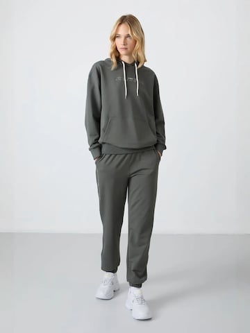 Tommy Life - Fato de jogging em cinzento: frente