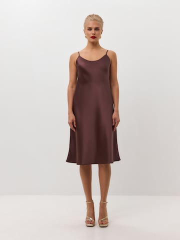 Serena Silueta Mekko 'Below the knee satin slip dress 'Grace'' värissä ruskea: etupuoli