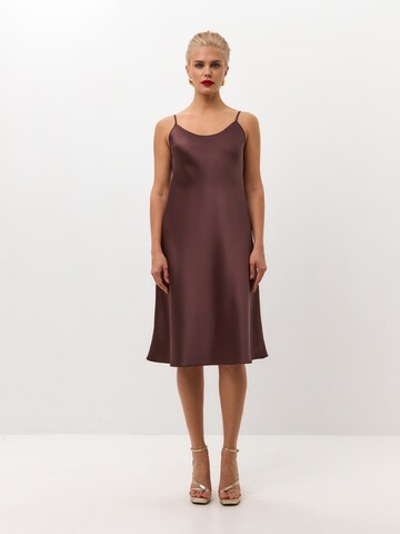 Serena Silueta Mekko 'Below the knee satin slip dress 'Grace'' värissä ruskea