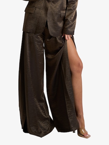 HAVE ONE Baggy Pants in Brown: front