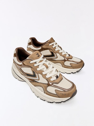 Baskets basses 'DEPORTIVO 29' Bershka en marron