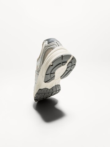Sneaker bassa di Bershka in argento