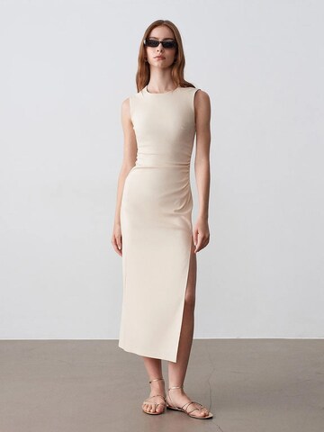 Rochie 'Midi' de la Dilvin pe bej