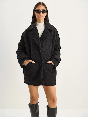 Cappotto di mezza stagione di Bianco Lucci in nero: frontale