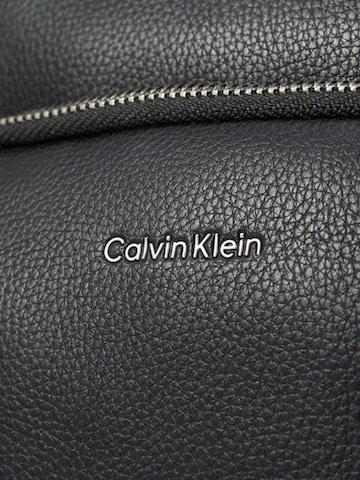 Calvin Klein Сумка через плечо 'RAISED POCKET REPORTER TRACOLLINA' в Черный