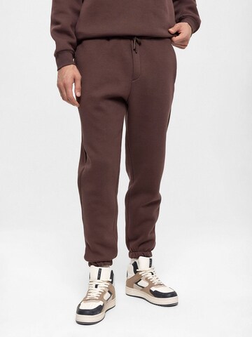 Antioch Tapered Broek in Bruin: voorkant