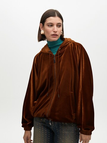 Veste de survêtement Lola Casademunt en marron : devant