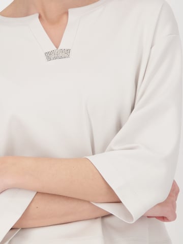 Tricou de la monari pe bej