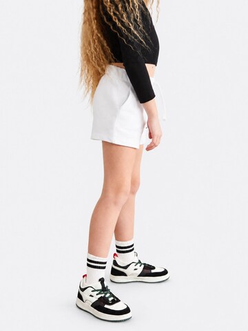 Grimelange Spodnie 'GRIMELANGE Jersey-Shorts mit Textdruck' w kolorze biały