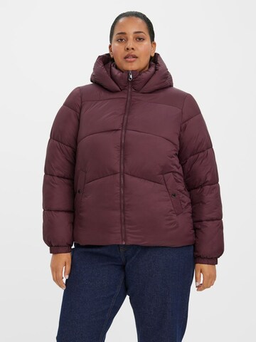 Vero Moda Curve Kurze Puffer Jacke in Rot: predná strana