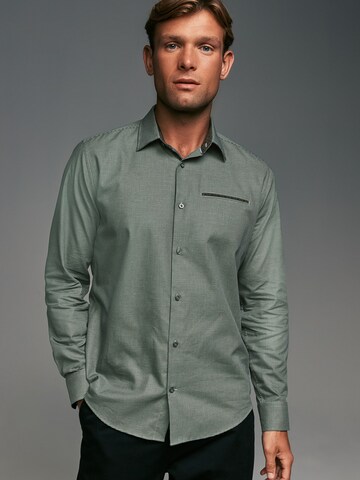 Next - Ajuste regular Camisa en verde