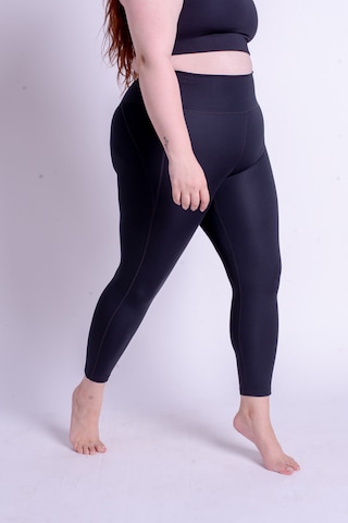 Skinny Pantaloni sport de la Girlfriend Collective pe negru: față