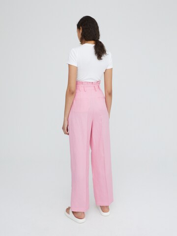 Loosefit Pantaloni con pieghe 'Becky' di EDITED in rosa