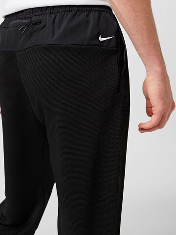 NIKE Tapered Sportbroek in Zwart