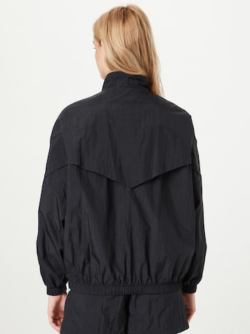 Nike Sportswear Jacke in Schwarz