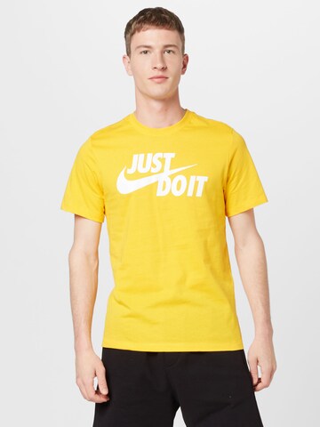 Nike Sportswear - Ajuste regular Camiseta 'Swoosh' en amarillo: frente