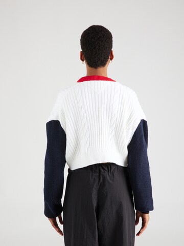 Pull-over Tommy Jeans en blanc